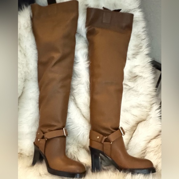 Burberry Shoes - BURBERRY
Adjustable Leather Boots
Womens US 7